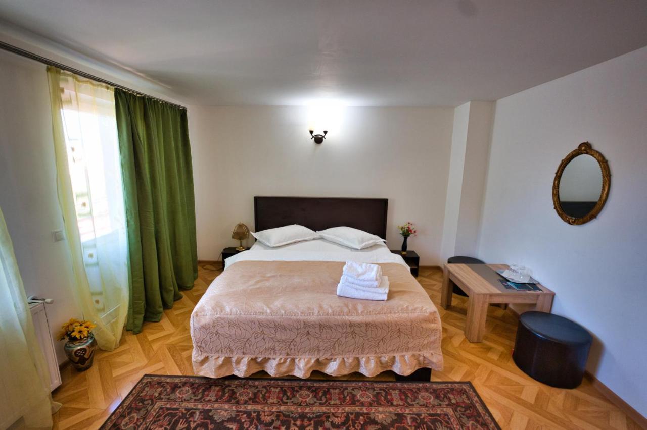 Vila Victoria Ramnicu Valcea Exterior photo