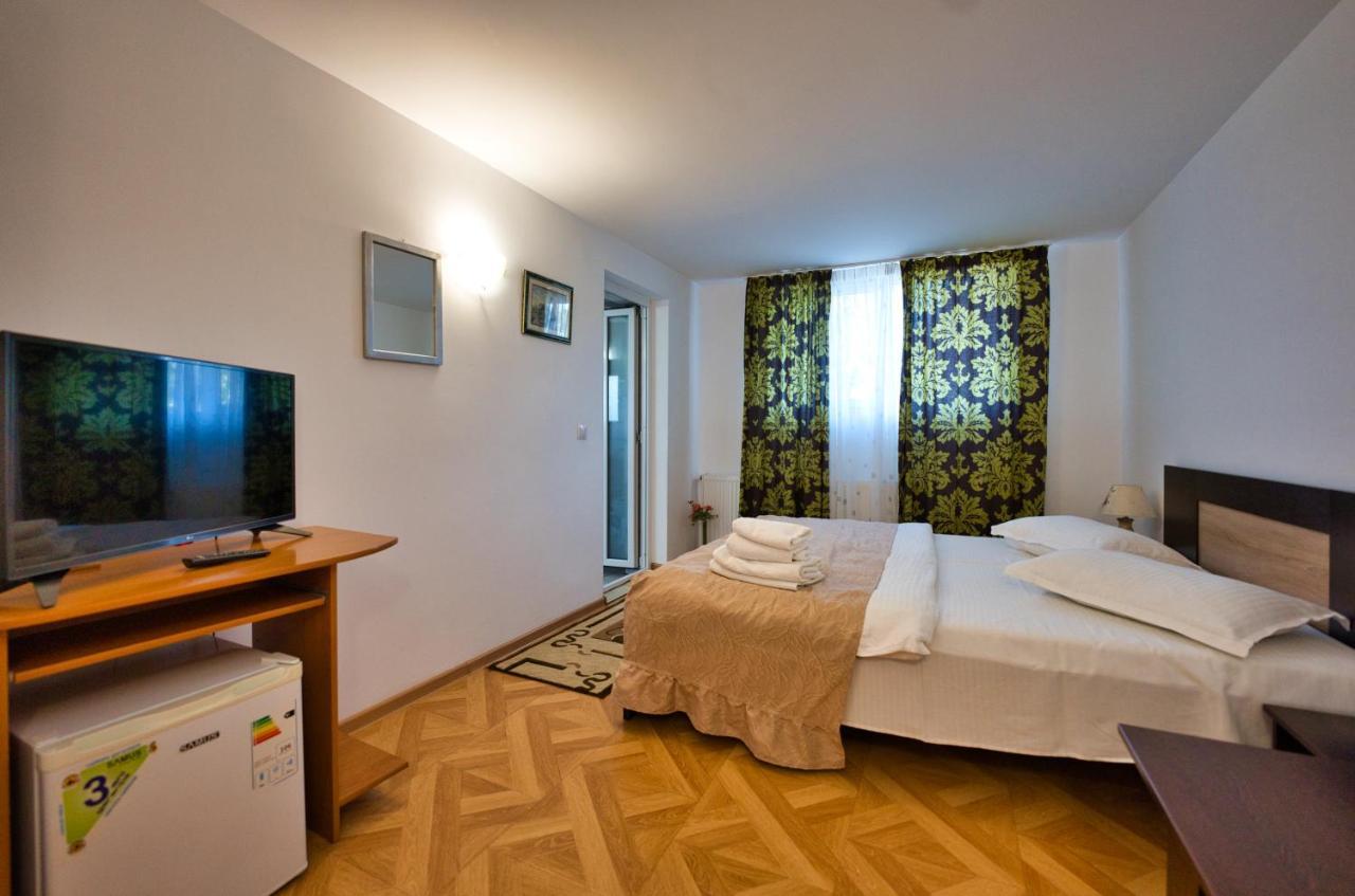 Vila Victoria Ramnicu Valcea Exterior photo