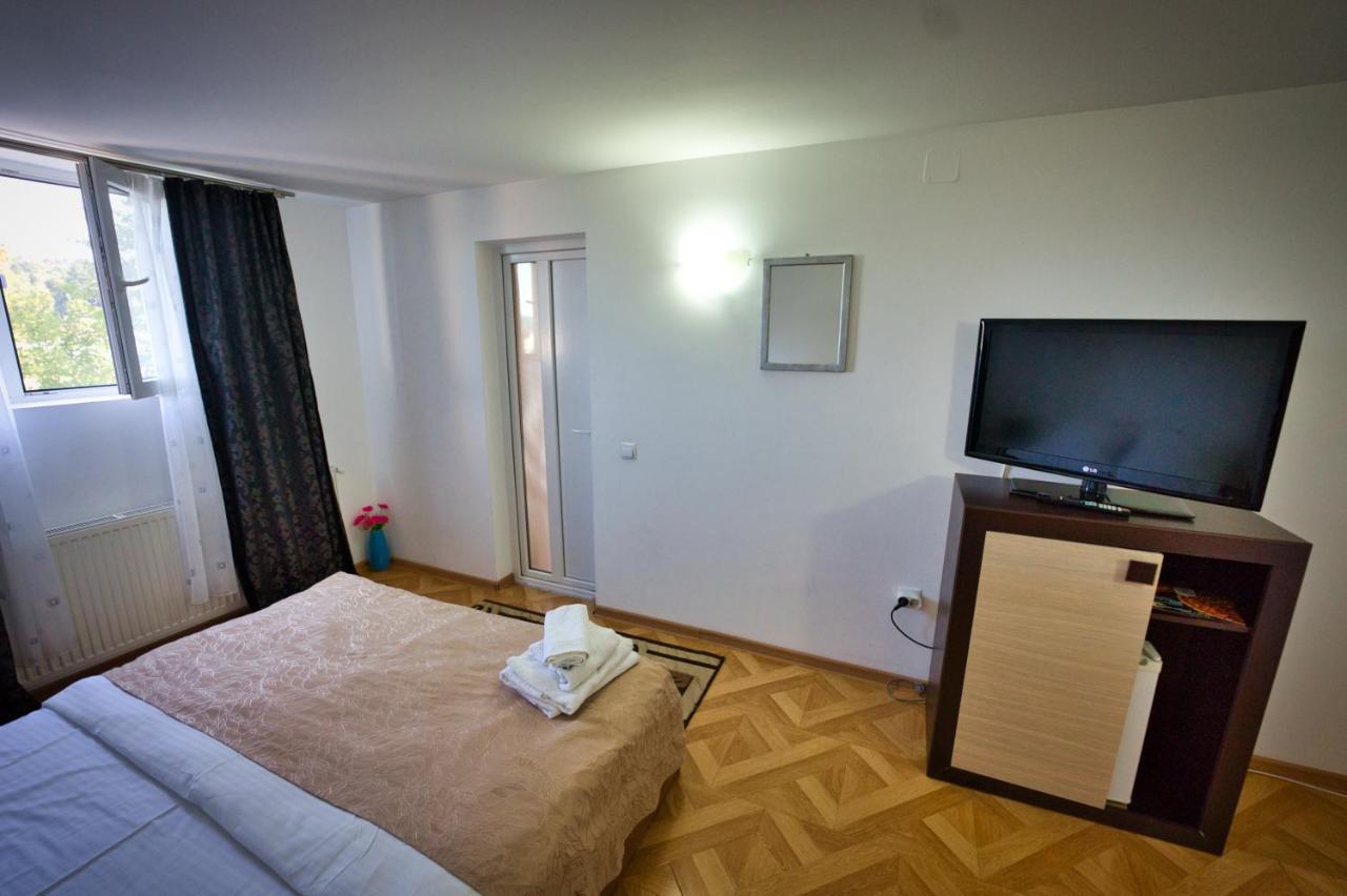 Vila Victoria Ramnicu Valcea Exterior photo